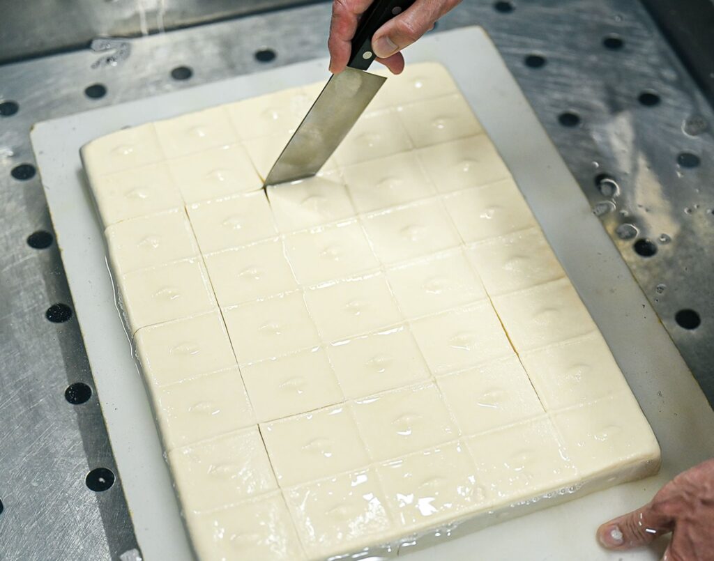 豆腐を切り分けている様子